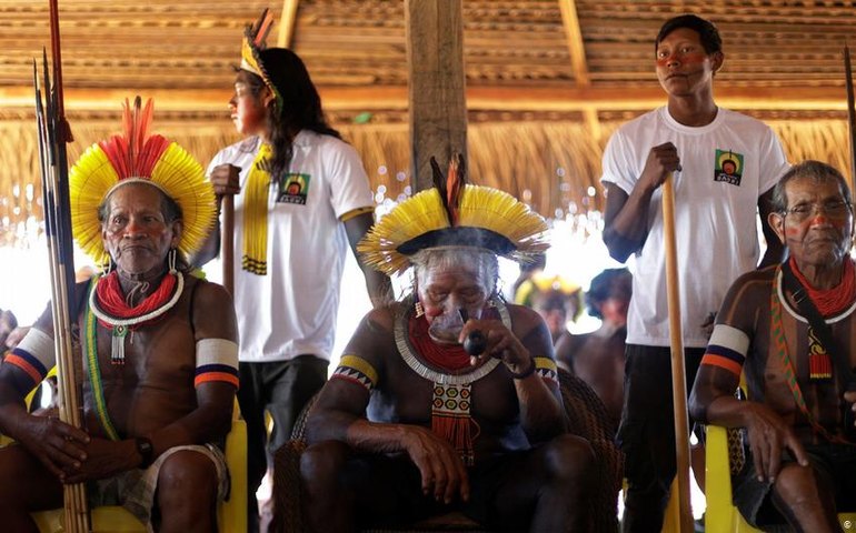 Raoni e filha de Chico Mendes lançam aliança contra Bolsonaro