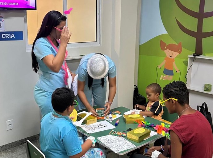 Dinâmica com crianças leva acolhimento à pediatria do Hospital Regional do Sertão