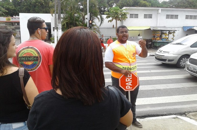 Ação educativa orienta pedestres e condutores sobre trânsito
