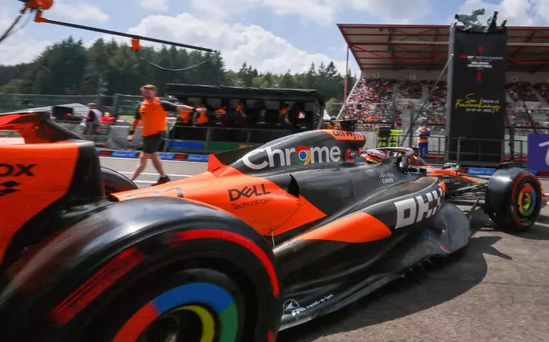 Piastri crava pole da corrida sprint em Spa; Hamilton decepciona