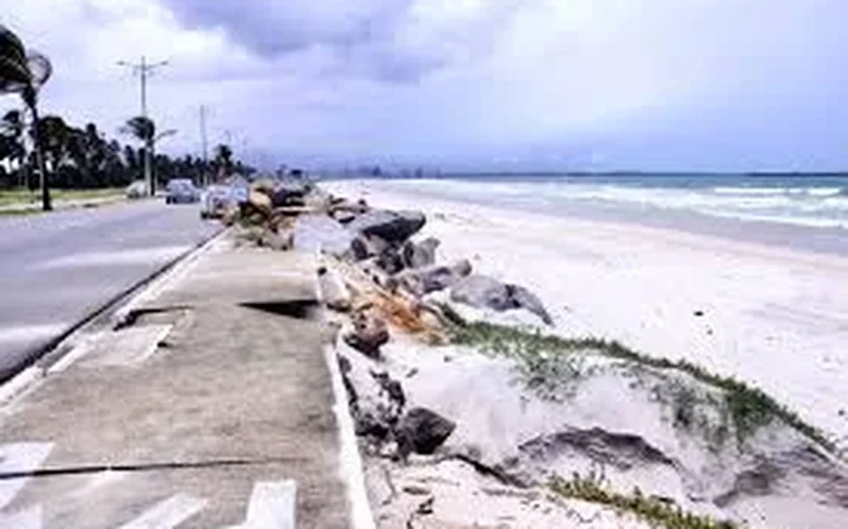 Mesmo após gasto de R$ 30 milhões na gestão JHC, erosão segue avançando na orla de Maceió
