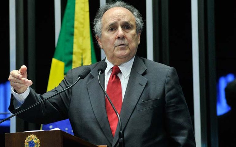 Cristovam Buarque espera que prisão de Delcídio estimule a discussão sobre os erros dos políticos