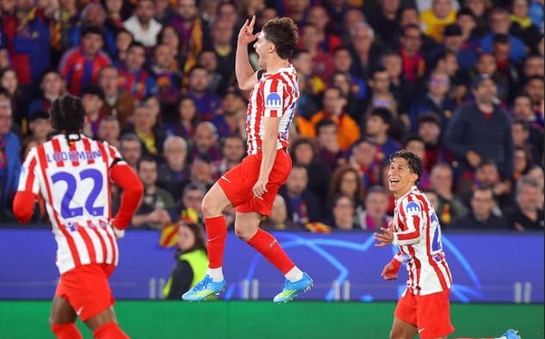 Atlético de Madrid vence Barcelona no Camp Nou e se aproxima da semifinal