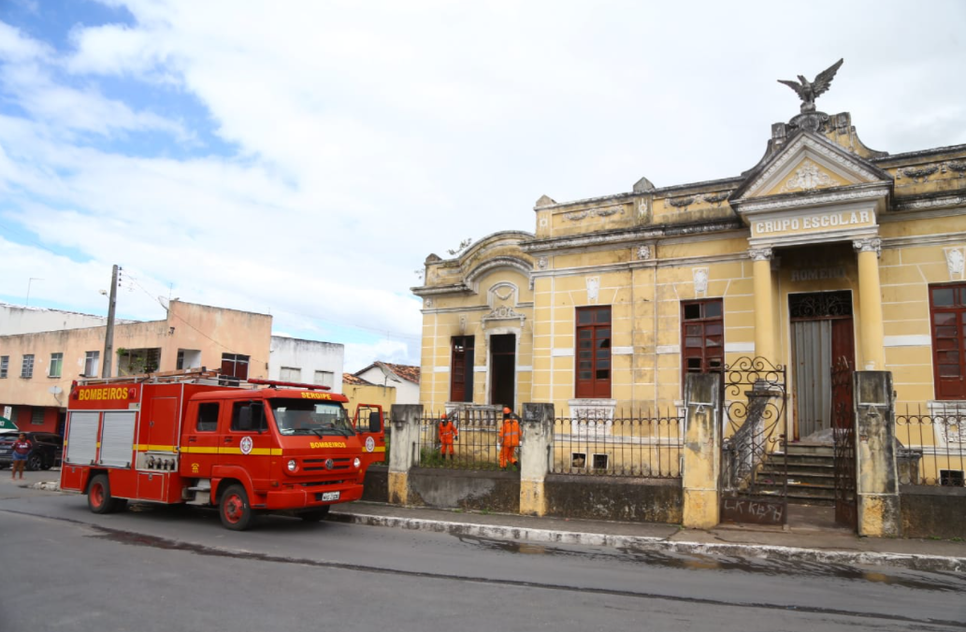 Prédio histórico do Grupo Escolar Silvio Romero é atingido por incêndio