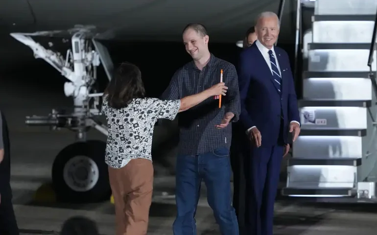 Prisioneiros libertados pela Rússia retornam aos EUA após acordo e são recebidos por Biden