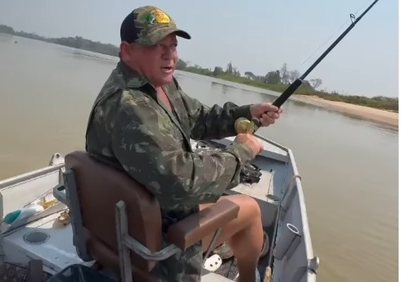 Leonardo manda 'recado' para Gusttavo Lima, que fez aniversário na Grécia: 'Me larga aqui no Pantanal'