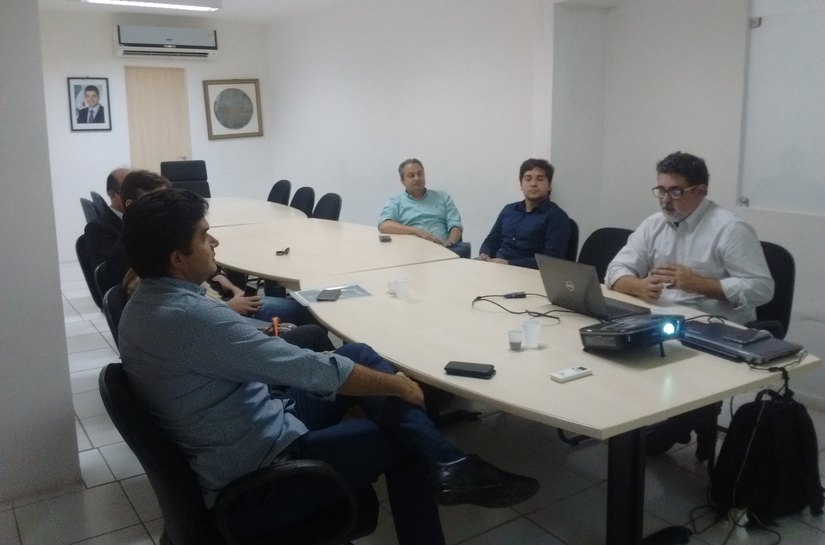 Prefeito Rui Palmeira conhece Plano de Iluminação Pública de Maceió