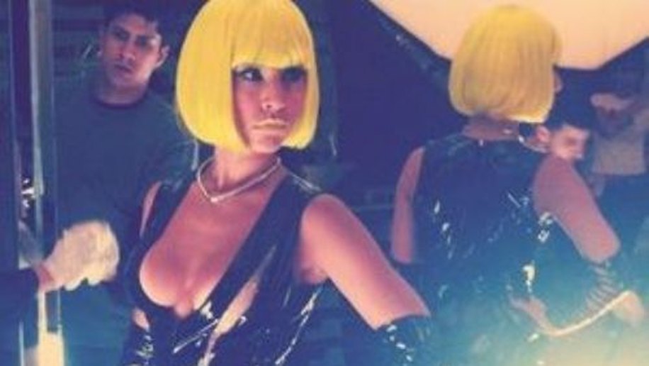 De roupa de couro e peruca amarela, Sabrina Sato faz ensaio sensual