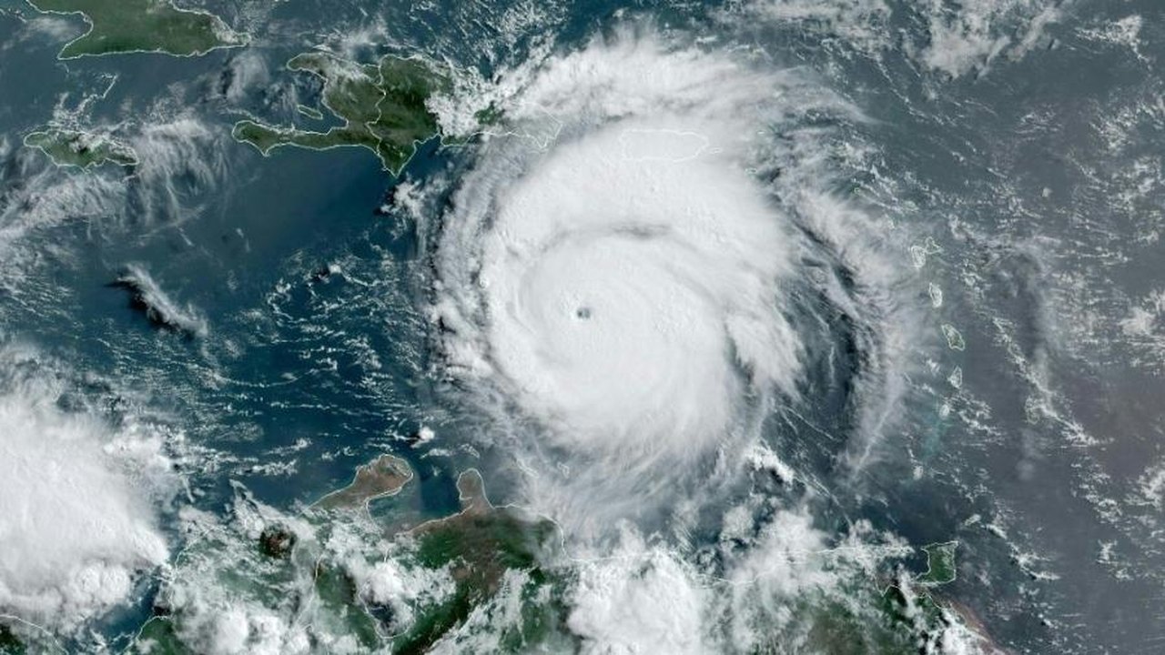 Furacão Beryl perde força, mas ainda causa destruição no México com ventos de 175km/h