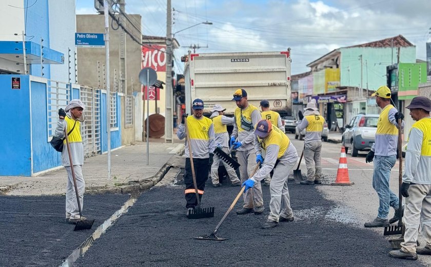 Operação tapa-buracos avança nos bairros de Arapiraca