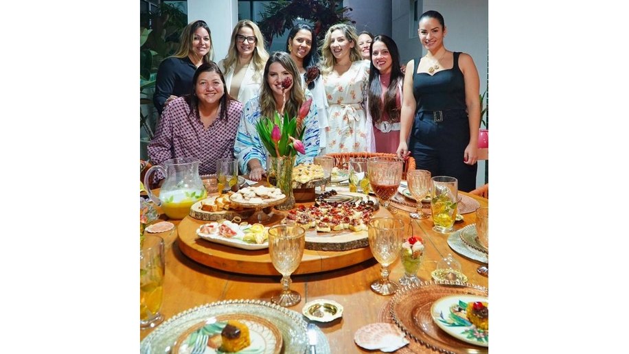 "Chá das Amigas Poderosas: Conexão, Inspiração e Vista para o Mar"