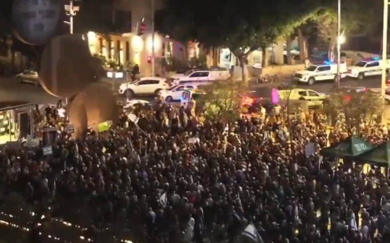 Milhares protestam contra governo Netanyahu em Tel Aviv em meio a cessar-fogo