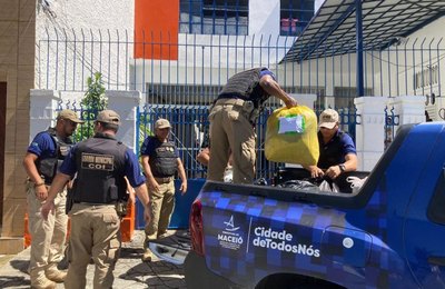 Guardas municipais realizam doações para famílias desabrigadas pela chuva em Maceió