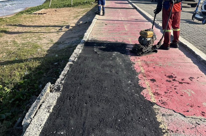 Infraestrutura recupera trechos danificados do calçadão na orla de Jacarecica