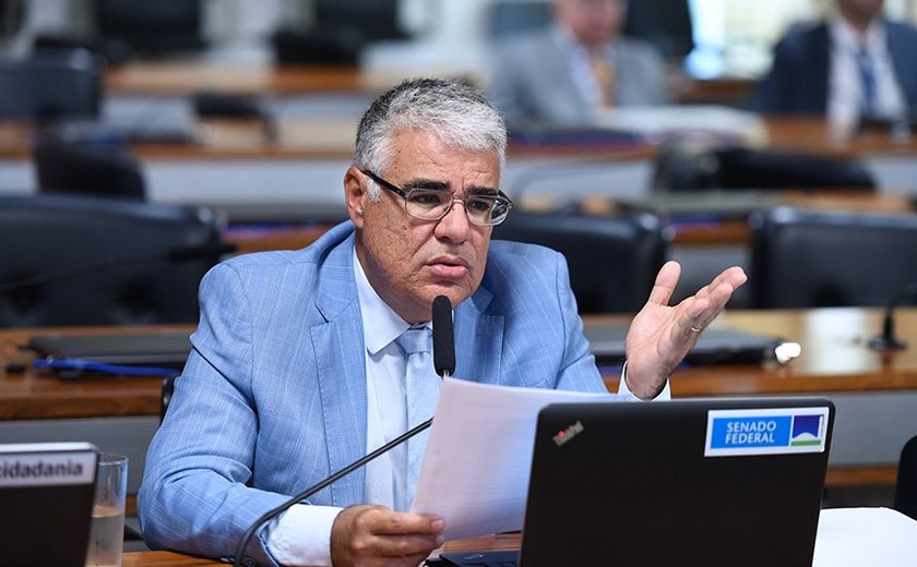 Senador do Novo doa salário para associação de famílias de presos por atos golpistas do 8/1