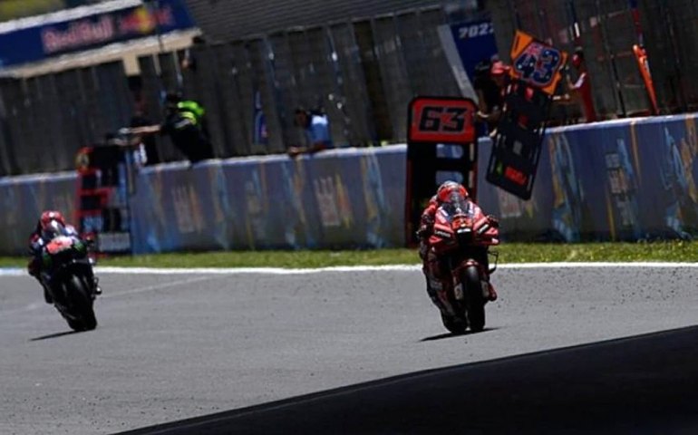 Bagnaia faz prova impecável, leva a melhor sobre Quartararo e vence GP da Espanha