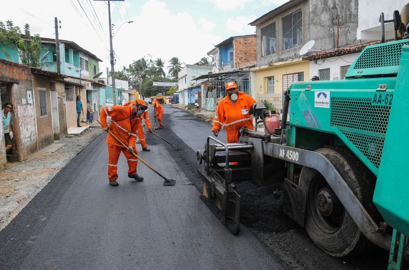 Rui Palmeira vistoria obras no Ouro Preto e Cambuci