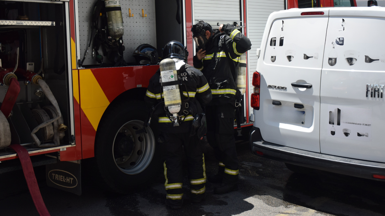 Bombeiros controlam incêndio em apartamento no Vergel