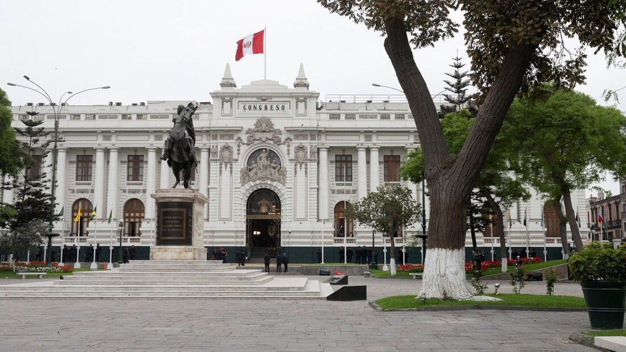 Congresso do Peru aprova lei que prescreve crimes contra a Humanidade cometidos antes de 2022
