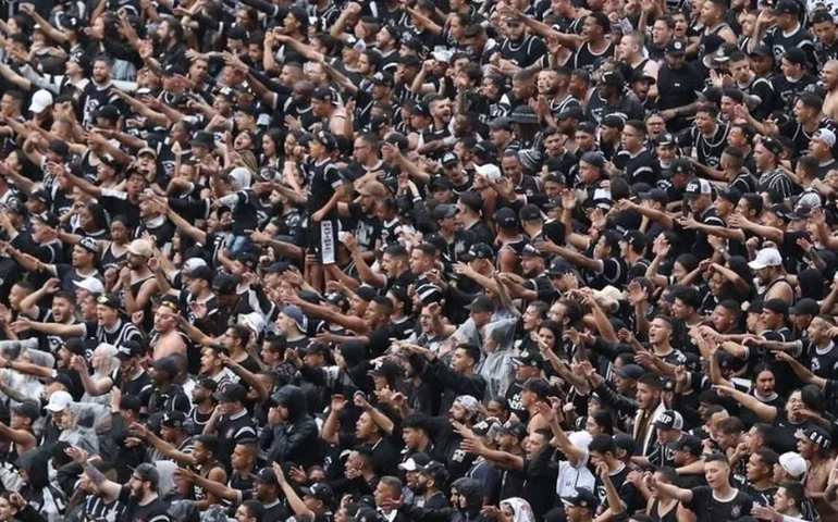 Torcedores do Corinthians são detidos após ataque com pedras e bombas a ônibus de flamenguistas
