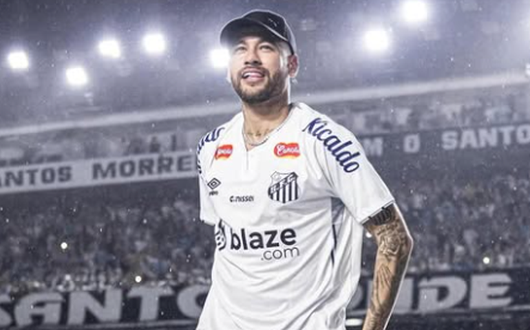 Neymar chega de helicóptero para primeiro treino em seu retorno ao Santos