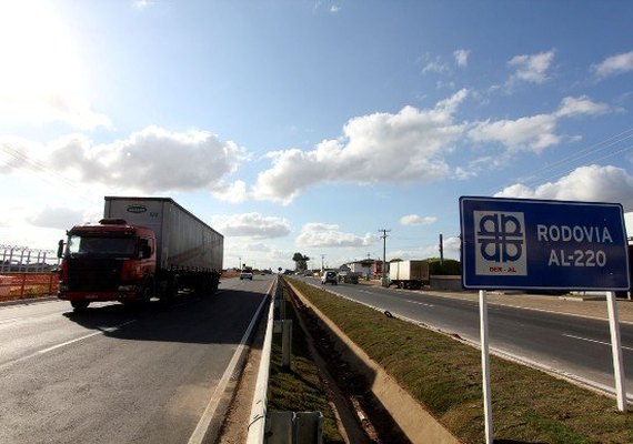 DER recupera malha rodoviária do Agreste ao Sertão do Estado