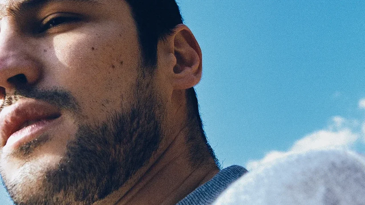 Ser ou não ser cantor? Eis a questão para Gabriel Leone