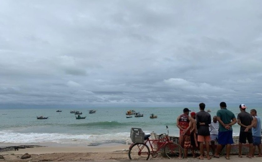 Marinha confirma que motor encontrado é de jangada que naufragou com pescadores