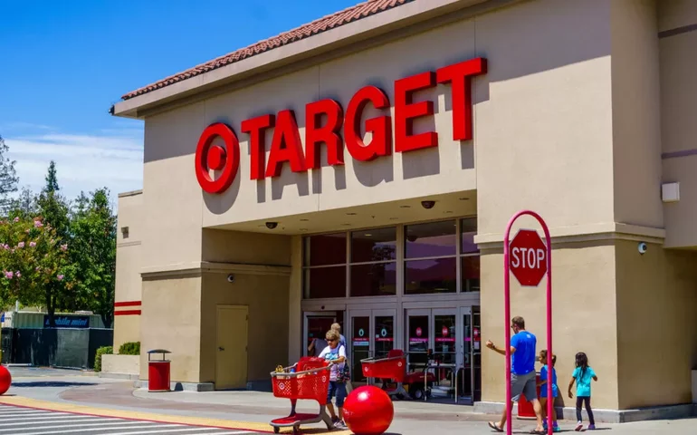 Target supera expectativas de lucro e receita; no pré-mercado, ação salta 15%