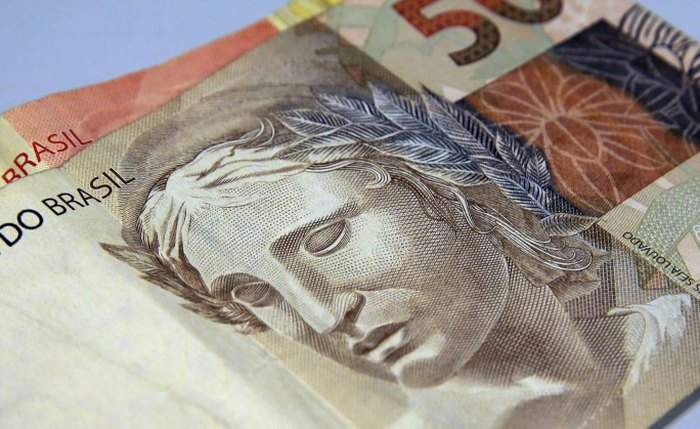 Desvalorização acumulada no ano frente ao dólar foi de 32,48%