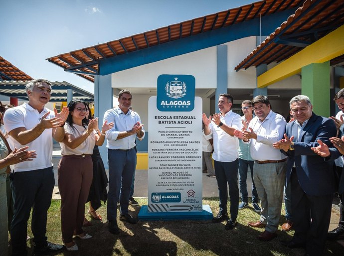 Governo de Alagoas entrega nova escola e sinalização turística internacional em Maragogi