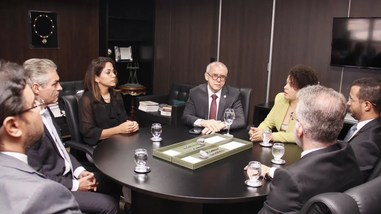 Novo corregedor-geral do TJAL debate melhorias nos serviços extrajudiciais em reunião com a Arpen