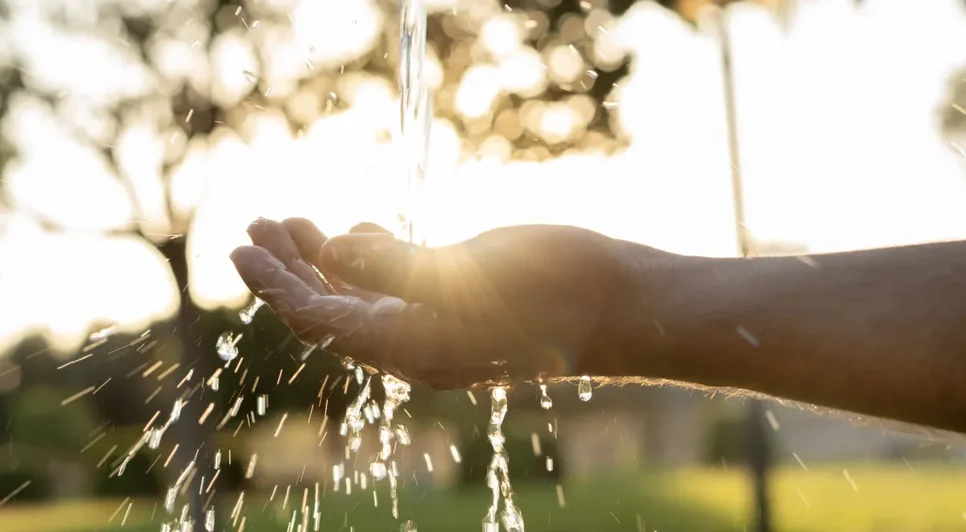 água escorrendo nas mãos. Fonte: Internet