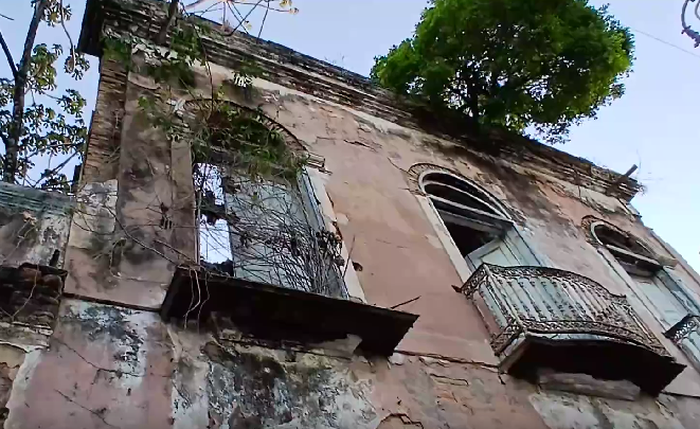 Segundo populares, as crianças conseguiram ter acesso ao casarão por uma brecha em uma das portas de madeira que estava quebrada