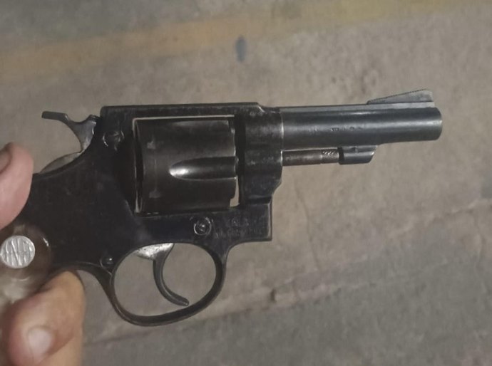 Rotam e Raio prendem homem com arma e drogas na sede de torcida organizada