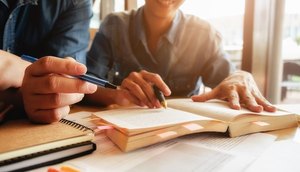 conceito-de-educacao-estudante-estudando-e-brainstorming-conceito-de-campus-perto-de-estudantes-discutindo-seu-assunto-em-livros-ou-livros-didaticos-foco-seletivo_1418-627