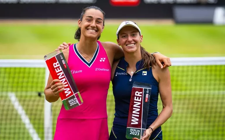 Luisa Stefani e Caroline Garcia são campeãs do WTA 500 de Berlim; Alcaraz volta ao top 1