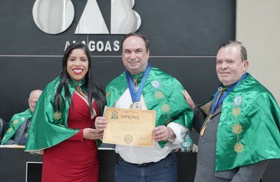 Prefeito Luciano recebe comenda e parabeniza Acala pelos 35 anos em defesa da Cultura em Arapiraca