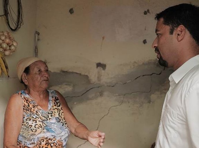 Senador Rodrigo Cunha visita residências atingidas pelo afundamento no Pinheiro, Mutange e Bebedouro