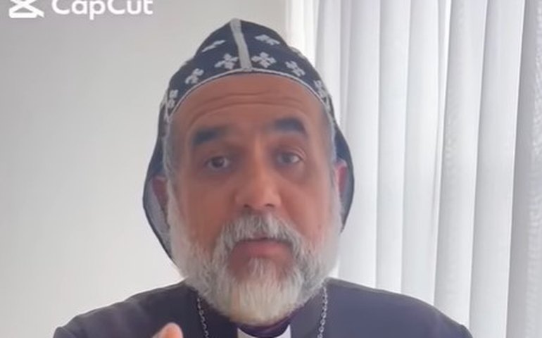 Padre Kelmon faz oração do lado de fora de hospital onde Bolsonaro está internado em Brasília