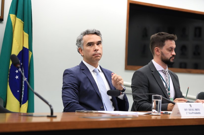Deputado Rafael Brito envia ofício para ministra da saúde cobrando vacinas contra meningite B