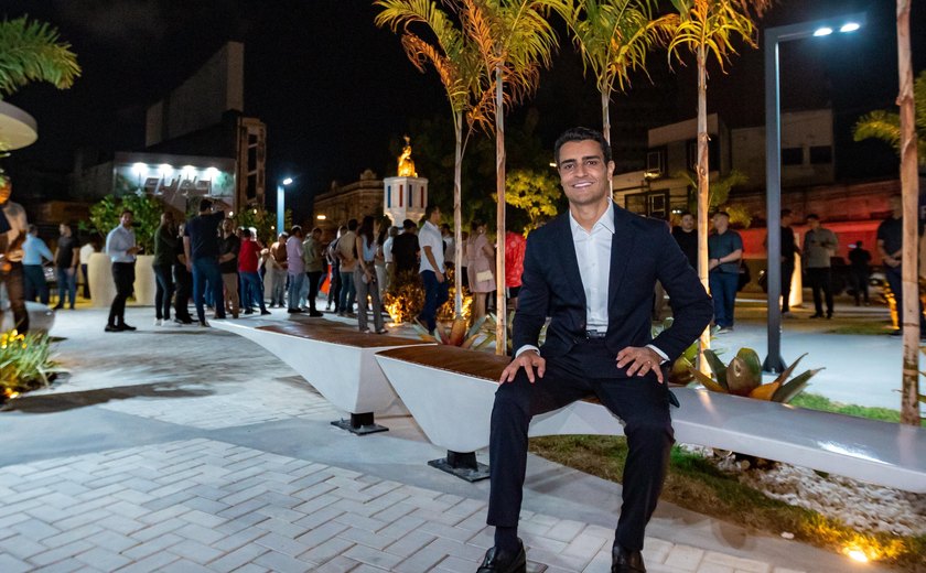 JHC entrega revitalização da Praça Montepio dos Artistas