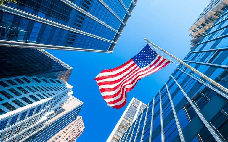 EUA: pedidos de auxílio-desemprego renovam mínima em 13 meses e caem a 547 mil