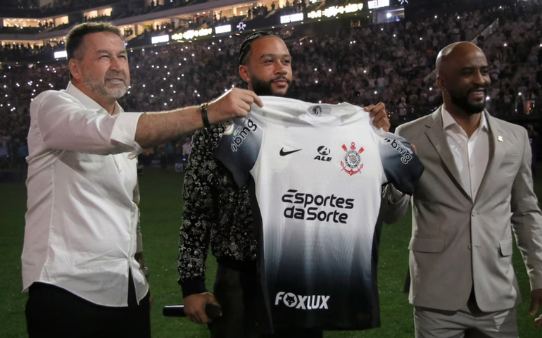 Corinthians erra tempo de contrato de Memphis Depay em anúncio do atacante; entenda