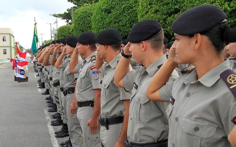 PM realiza solenidade de promoções e outorga de medalhas no Teatro Deodoro