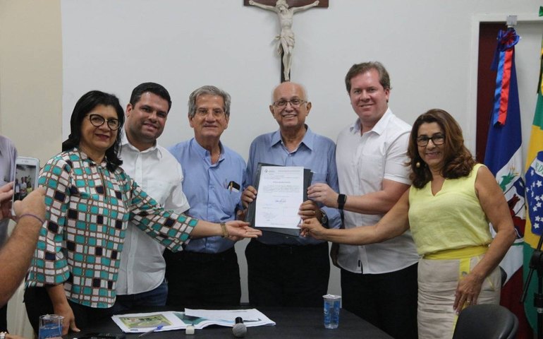 Rogério Teófilo assina contrato para início das obras do Centro Novo