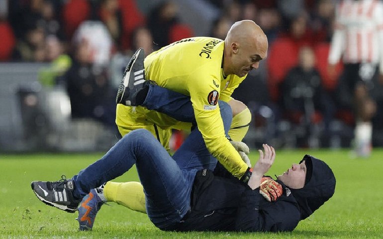 Torcedor do PSV que agrediu goleiro do Sevilla é condenado a 2 meses de prisão