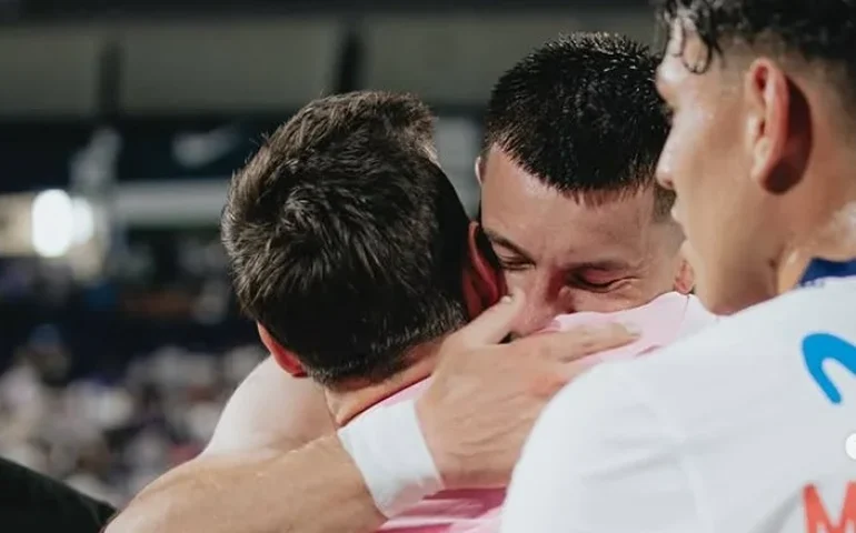 Jogador do Alianza Lima se emociona ao trocar camisa com Messi após amistoso