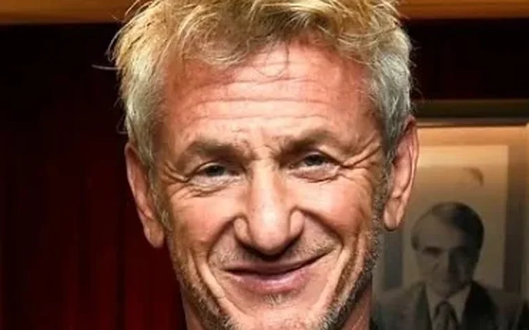 Oscar: Sean Penn recebe estatueta simbólica na Ucrânia após ausência na cerimônia