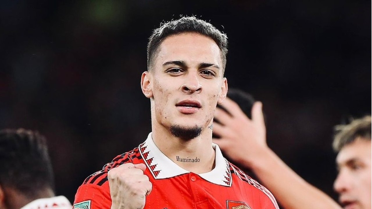 Manchester United reintegra Antony ao elenco durante investigação de agressão